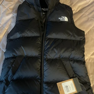 The North face väst - Oanvänd the north face väst, köpte i Danmark förra sommaren men aldrig använd. 1999DKK, 3000kr orginalt men säljer för 2000, lägsta ja kan gå är 1700. Inga defekter och prislappen är kvar. Klicka inte på köp nu!
