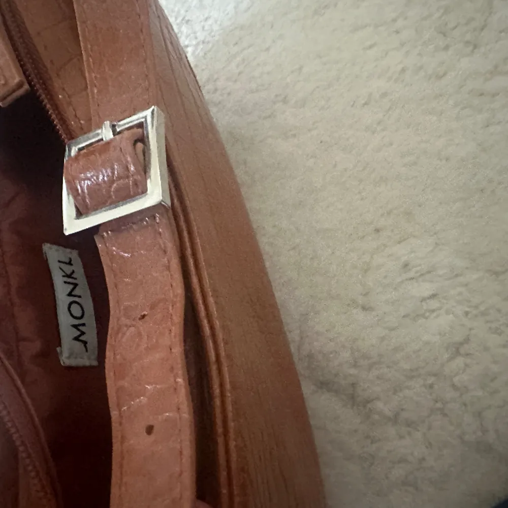 Söker den här baguettebag från Monki. Väskan är i bra skick💕. Väskor.