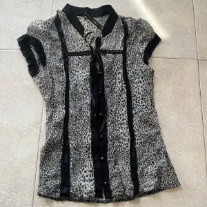 Fin leopard blus i storlek 34.