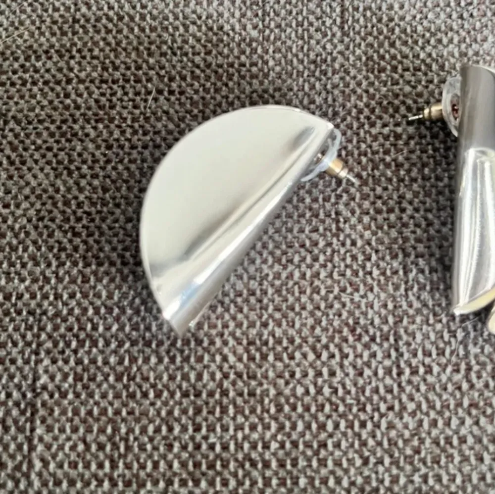 Ett par superfina silver örhängen , aldrig använda Säljer på grund av att ja inte använder så mycket silver.. Accessoarer.