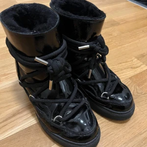Inuikii Full Leather Naplack Wedge - Str 37 Jättefina skor från Inuikii med lackad detalj. Wedge modell. Endast använda under en kort period.  Nypris 3900kr Säljes för 1500kr