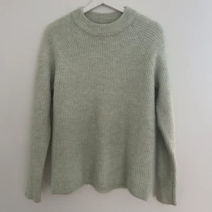 Mintgrön stickad - Mintgrön stickad tröja! Bra skick, endast använd ett fåtal gånger. Storlek S ☺️