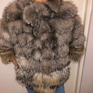 Pälsjacka - Jätte fin pälsjacka som passar XS/S/M. Använd endast 1 gång🤍 Nypris ca 12000 kr  Säljer för 5500 kr  Skickas på post eller hämtas upp i Danderyd/Östermalm