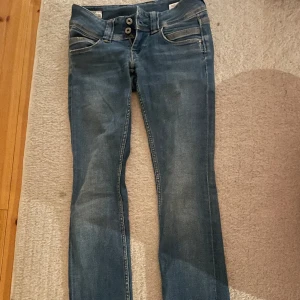 Pepe jeans 💗🙌🏼 - Såå snygga pepe jeans med egenklippt slits i jättebra skick! Inga defekter!!!