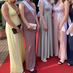 Balklänning - Säljer denna mörkrosa aktiga balklänning som jag hade på 9ans bal. Använd endast en gång. Nypris 900kr från Nelly. Den har en slits på ett av benen vilket är väldigt fint. Kan gå ner i pris vid snabb affär!