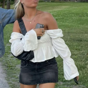 Vit blus - Vit blus från Gina som man kan ha både of shoulder men också över axlarna! Älskar till sommar☀️nypris 300