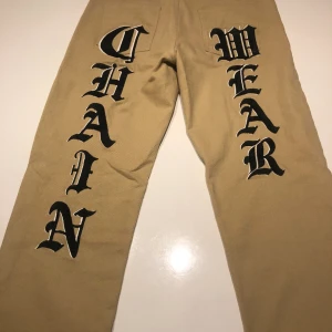 Lukamachain Jeans - Väldigt bra skick, använd två gånger. Ny pris 1000 kr. Storlek M