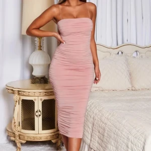 Ohpolly klänning - Rosa mesh klänning ifrån ohpolly. Super fin klänning och endast använd en gång. Köpt för 800. Inga defekter. Sitter super fint och framhäver kurvor! 