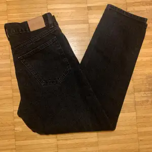 Säljer mina svarta Weekday jeans. Helt oanvända då dom är för små för mig. Så skicket är 10/10. Pm för fler bilder!