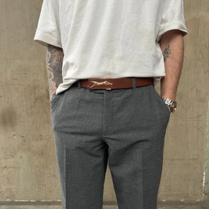 Grå kostymbyxor ”EMIL”  - Gråa kostymbyxor i storlek M. Köp via Instagram @avint.uf 🩷