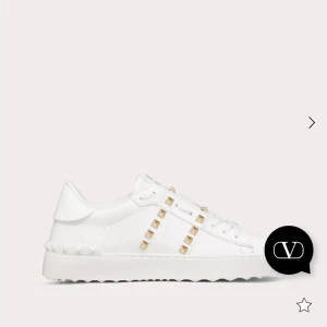 Valentino skor - Säljer nu mina älskade valentino skor! Älskar dessa skor men kommer tyvärr ej till användning längre. Skorna är i bra skick, säljer även skorna med extra nitar. Kan även skicka flera bilder om det skulle önskas!! Original pris 8.515, mitt pris 2.500🩷