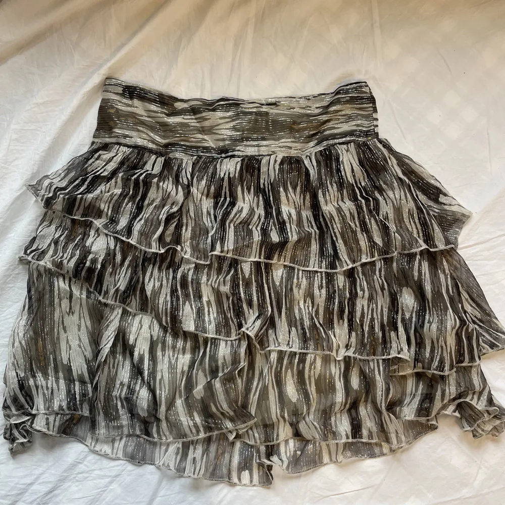 Kort kjol med volanger från sofie schnoor. Prislapparna är kvar så den är i nyskick. . Kjolar.