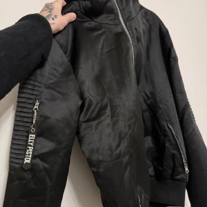 Bomberjacka  - Från Ellypistol, endast använd vid plåtning. Annars som ny!