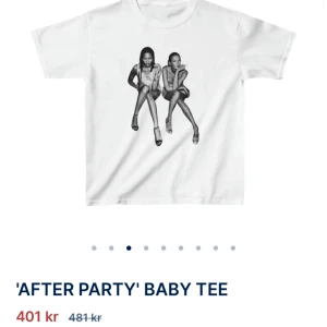 in print We trust tshirt  - säljer denna snygga balla t-shirt som jag använde endast en gång, alltså som helt ny🙌 ni ser nypriset på första bilden (480kr)