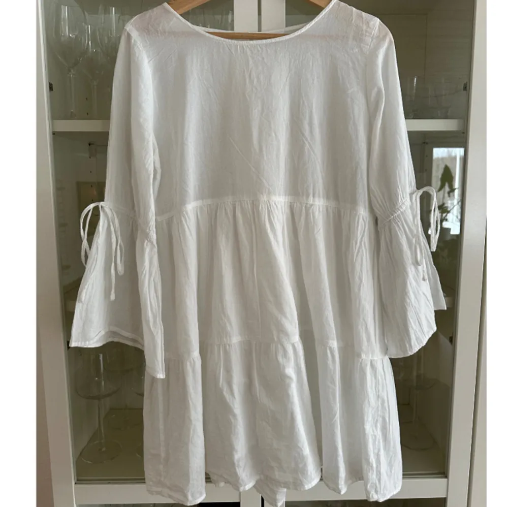 Jättefin vit sommar klänning med knytning vid ärmarna. Från Gina Tricot i storlek S. . Klänningar.