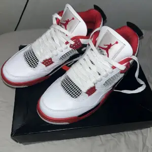 Säljer mina Jordan 4 Fire Red. Riktigt feta tyvärr inte min stil längre men deär riktigt sköna. Storlek 42 är de, men kan passa nog 41 ocks. Aldrig anända helt nya. Box och accessoarer kan komma. 1:1 såklart. Frågor skriv eller vid funderingar, tack 