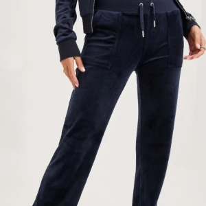 Juicy Couture byxor  - Juicy couture mörk blåa velur byxor.  Köpta på pondus för något år sedan i str M.  Passar tyvärr inte längre. Knappt använda så inga bruksmärken.