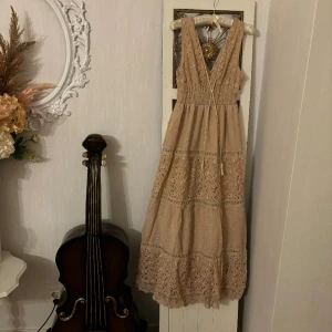 Otroligt vacker sommar klänning i broderier  och spets och tofsar  - Storlek S/M