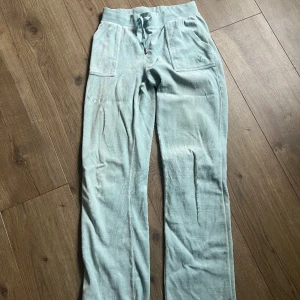 Juicy byxor - Ljusblåa juicy byxor  Storlek S Finns lite ”slitningar” kom privat för bilder på de 💗