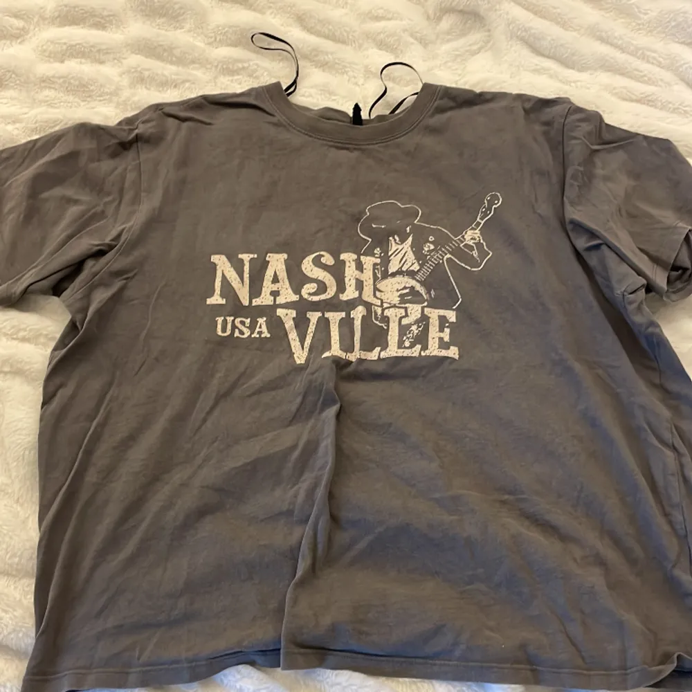 En oversized grå tröja från H&M med texten Nashville på 💗 I bra skick och inte använd på länge 💗. T-shirts.