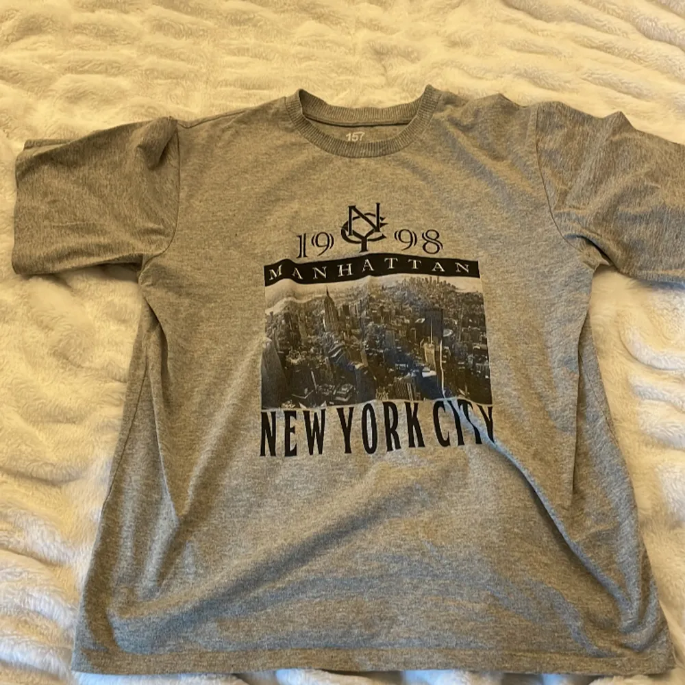 En grå t-shirt från lager 157 💗 I bra skick och har inte blivit använd på 4+ månader 💗 Har texten Manhattan och New York 💗. T-shirts.