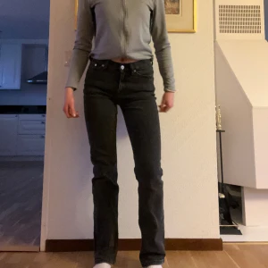 ✨Lågmidjade jeans✨ - Säljer mina gråa jeans i modell ”twig” från weekday. De är i fint skick men har tyvärr inte kommit till användning på ett tag🫶 de är mörkgråa🩶