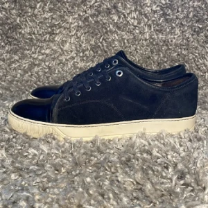 Lanvin skor - Hej! Säljer nu dessa stilrena och snygga skor från Lanvin!🎉Skick: använda med några tecken på slitage,slitna skosnören.Retailpris: Ca 4500kr. Köp för endast:2999kr!😃 Vid frågor eller funderingar är det bara att höra av dig. Priset går att diskutera!💸