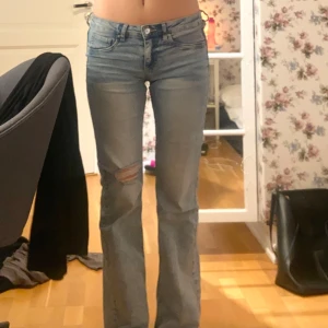 Lowwaist bootcut jeans - Jäättefina jeans med ett hål på ena benet. Fint skick!! Storlek 38, passar också 36! (Intressekoll!!)