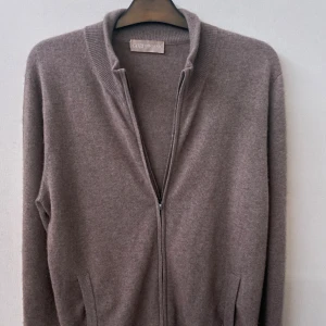 100% Kashmir full zip  - Säljer nu denna skit feta full zipen från Gobi Kashmir. Den är i toppen skick och super bra kvalite, som soft goat om inte bättre nypris ligger på 220€ som motsvarar ca 2700 svenska kr. Den är i storlek s men sitter som medium