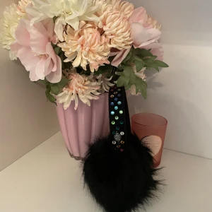 Öronmuffar fr. Kurt Geiger  - Jättegulliga fluffiga öronmuffar med diamanter från designern Kurt geiger!!🤍 Använt ett fåtal gånger, nyskick. 💌