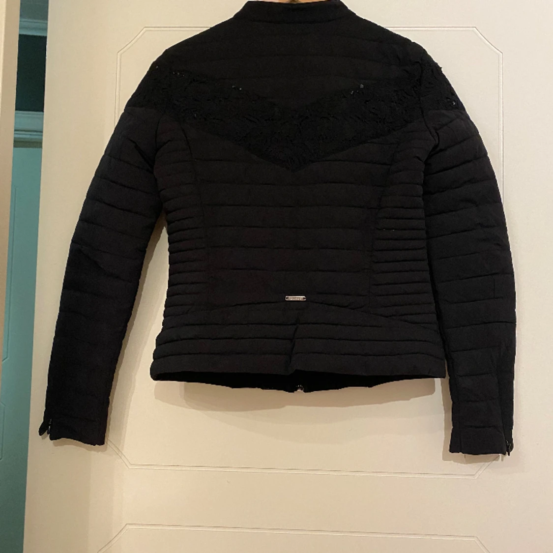 Guess jacka med spetsdetalj - 91