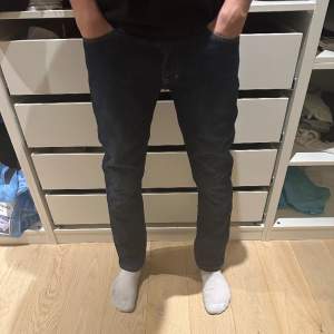 Tja! Säljer ett till par jeans från acne❗️ Strl 30/32, slim fit❗️pris: endast 349kr❗️mörk blå❗️10/10 skick✌️
