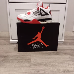 Jordan 4 fire red - Tjo, säljer ett par Jordan 4 fire red. Skick 7 av 10. Skriv om ni är intresserade. Kan gå ner i pris vid snabb affär. Mvh Levi