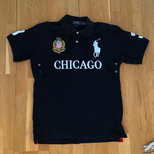 Ralph lauren chief keef polo  - Säljer denna riktigt feta Chicago Ralph lauren piké som jag fick. Känd utav chief keef. Storlek M knappt använd.