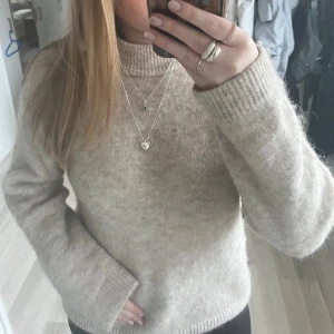 Stickad tröja  - Säljer denna jätte fina tröja från HM i ull pga jag har många liknande! Fortfarande bra kvalite lite smutsig på storlekslappen inuti bara men kan skicka bild om de behövs! Skriv privat för närmare bilder på materialet, tvättlapp osv!🩷
