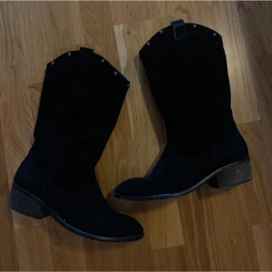Cowboy stövlar - Cowboy stövlar köpta på Plick, lite slitna men går att fixa fina 🥰
