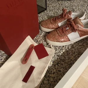 Flycrew - Säljer nu mina jätte coola skor ifrån valentino modellen är flycrew och jag säljer dom då dom blivit för små. De är stl 38 men passar 37. Det finns en liten defekt som ni ser på sista bilden. Både box, kort och dustbag tillkommer. Skriv för fler bilder!💕
