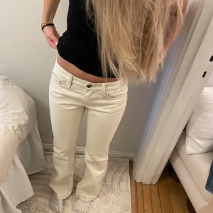 Jeans - Säljer dessa fina jeans från brandy melville! Dem är i ett väldigt bra skick och perfekta nu till våren/sommaren❣️ (Jag är 164 cm) 