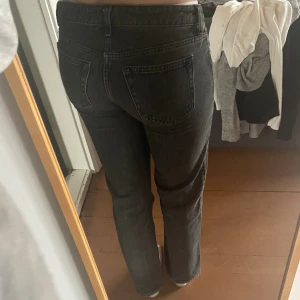 lågmidjade raka jeans❣️ - bra skick❣️