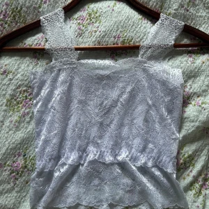 Jättefint spetlinne 💗 - Helt nytt med prislappen kvar 🌟