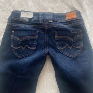 Helt nya Pepe jeans!  - Säljer pga att de inte passar. De är helt nya med lappen på!  Super snygga!!! Storlek 28/32