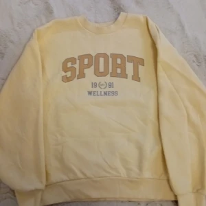 Sport tröja Ginatricot - En tjocktröja från Ginatricot. Som ny nästan Aldrig använd.