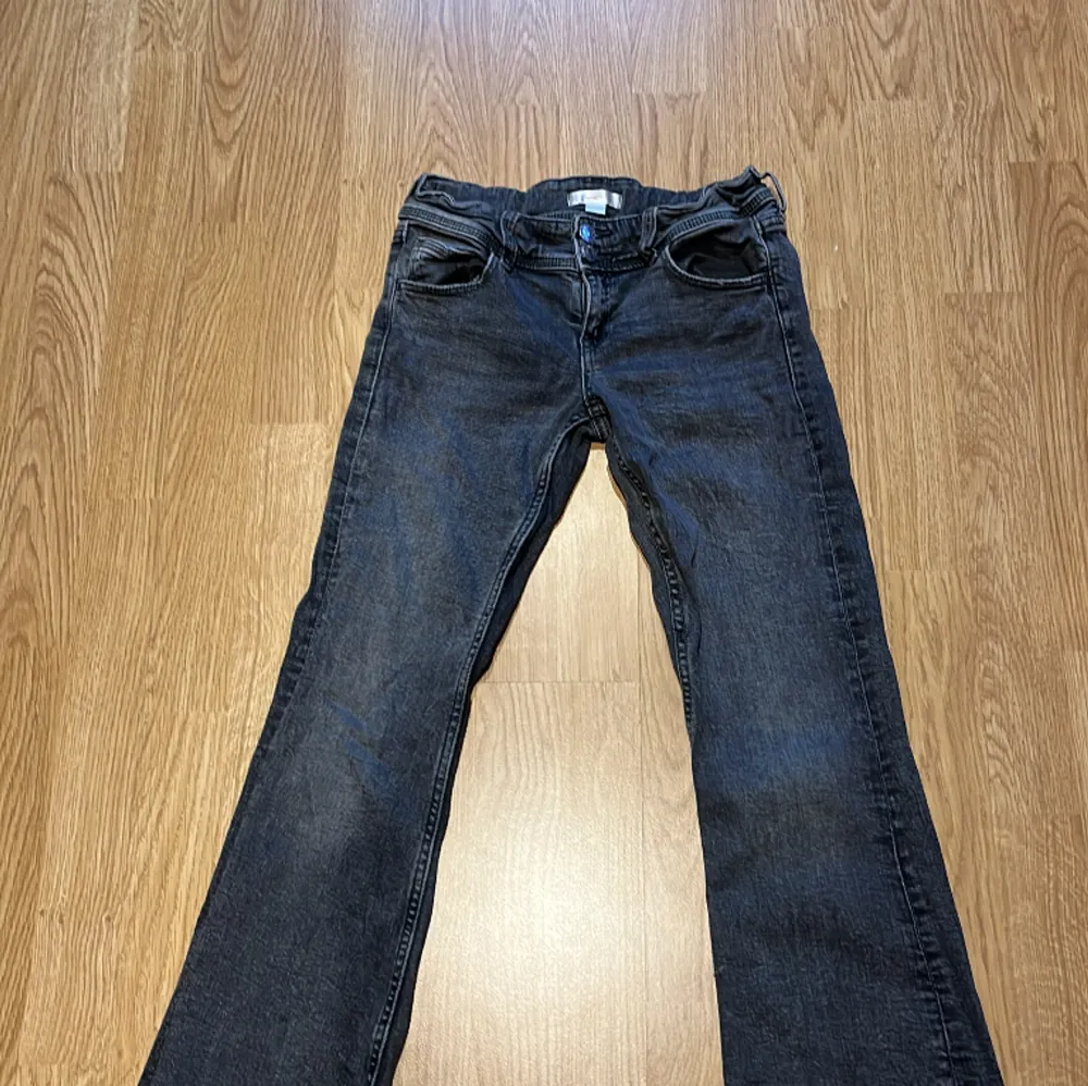 Ett par low waist från Gina tricot i storlek 152. Jeans & Byxor.