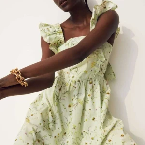 Sommar kläning  - Jätte fin klänning till sommaren, endast andvänd 1 gång 💗