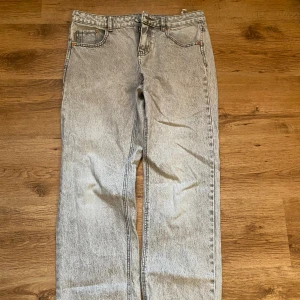 Gråa raka jeans - Jeansen är normala i storleken och i ett bra skick! Jeansen är mid waist 
