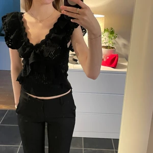 Stickad topp med volanger  - En topp från zara med volanger. Tröjan är i storlek xs. Använt denna en gång (på julafton) och känner att jag inte kommer ha någon användning för den igen. Säljer den för 250 kr (ordinarie pris 329kr) men priset kan alltid diskuteras💞💞