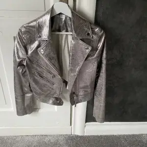 Skinnjacka från H&M strl 34 /xs i silver, knappt använd, perfekt till sommarens festivaler 