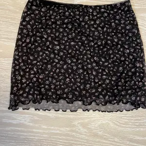 KLICKA INTE PÅ KÖP NU! En fin spets kjol ifrån hm, divided. Har en liten svart rosett på framsidan. Aldrig använd🧡