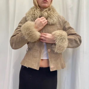 Afghan Skinnjacka med pälskrage  - Sååå cool jacka från Amsterdam vintage. den är avklippt i snygg höjd. Finns bälte till. Den är gammalt vintage skick men defekterna är ytliga