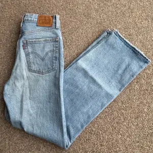 Säljer dessa superfina Levis jeans då dom inte passar mig längre🩵 färgen är skit snygg och dom är raka i modellen!
